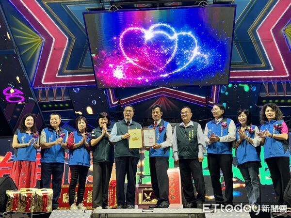 ▲安定慈善會第3度捐贈復康巴士，黃偉哲市長代表受贈並回贈感謝狀。（記者林東良翻攝，下同）