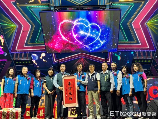 ▲安定慈善會第3度捐贈復康巴士，黃偉哲市長代表受贈並回贈感謝狀。（記者林東良翻攝，下同）