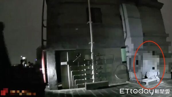 ▲▼蘇男在頂樓持刀狹持陳姓前女友，最後蘇男從15樓頂墜落身亡，蘇男犯案用水果刀             。（圖／記者陳以昇翻攝）