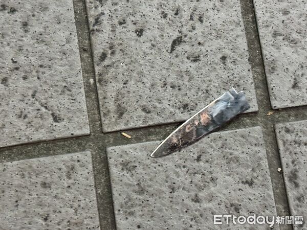 ▲▼蘇男在頂樓持刀狹持陳姓前女友，最後蘇男從15樓頂墜落身亡，蘇男犯案用水果刀             。（圖／記者陳以昇翻攝）