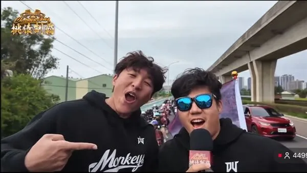 ▲我還沒上車啊！嚴宏鈞快車道全力追車　封王遊行笑翻全場。（圖／截圖自DAZN直播）