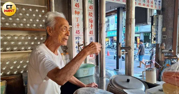 鋼管紅茶高齡90歲的阿公老闆說，現在1天大概只賣20杯，因為房子是自己的，所以還能加減做生意，「我報到就沒有了，就打烊了！」。（圖／林榮芳攝）