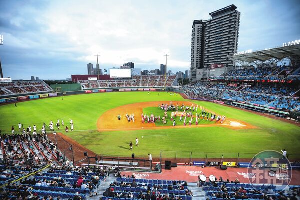 樂天將二軍球場從嘉義遷至桃園（圖），被質疑是為了要省錢。（鏡報鄒保祥）