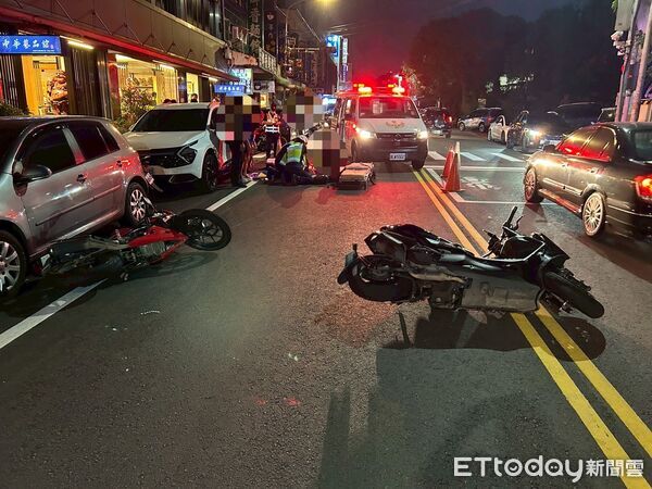 ▲苗栗縣三義水美街發生死亡事故，撿流浪貓的老婦人違規闖紅燈時遭2部機車碰撞，老婦送醫不治、浪貓無事。（圖／記者楊永盛翻攝）