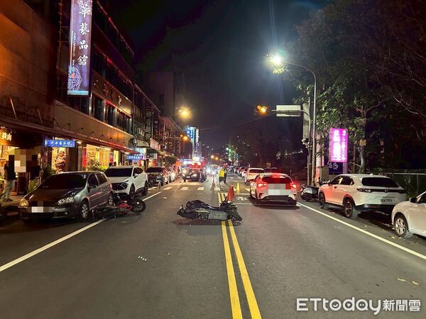 ▲苗栗縣三義水美街發生死亡事故，撿流浪貓的老婦人違規闖紅燈時遭2部機車碰撞，老婦送醫不治、浪貓無事。（圖／記者楊永盛翻攝）