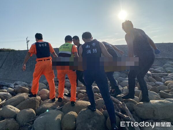 ▲▼（碼）台南市七股區曾文溪口月牙彎道、四孔水門附近發現浮屍。（圖／民眾提供）