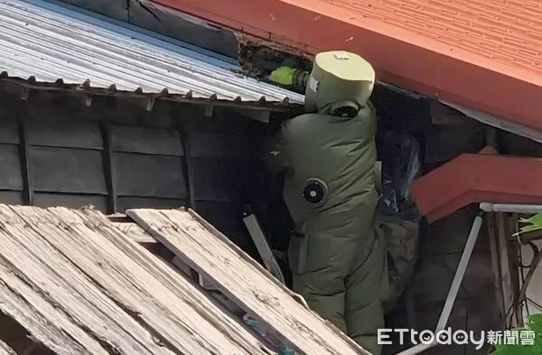 ▲警方與縣府聯手即時除蜂。（圖／記者楊晨東翻攝）