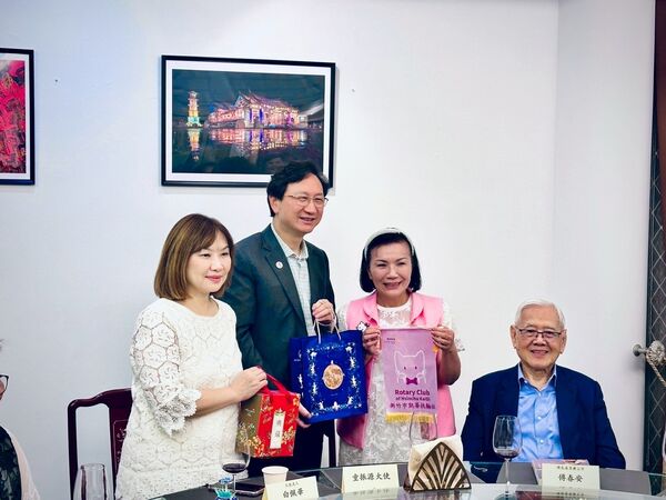 ▲凱蒂扶輪社創社長黃畹庭感謝童振源代表對此行的協助與支持。（圖／新竹市凱蒂扶輪社提供）