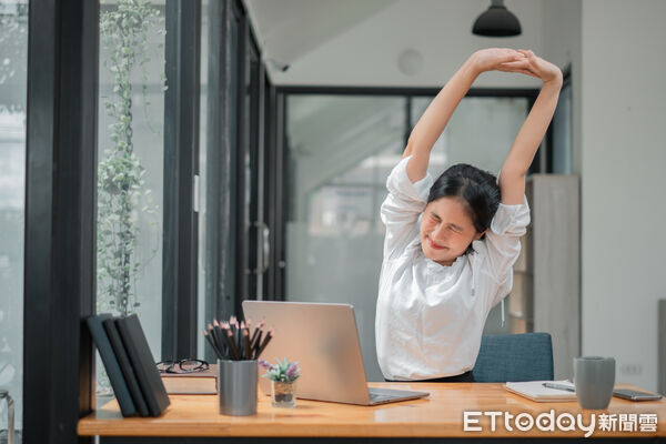 ▲長時間盯著螢幕易造成眼睛疲勞與乾澀，營養師建議適時補充護眼營養素。（記者林東良翻攝，下同）