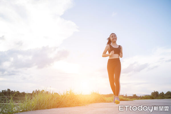 ▲長時間盯著螢幕易造成眼睛疲勞與乾澀，營養師建議適時補充護眼營養素。（記者林東良翻攝，下同）