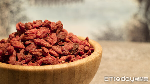 ▲長時間盯著螢幕易造成眼睛疲勞與乾澀，營養師建議適時補充護眼營養素。（記者林東良翻攝，下同）