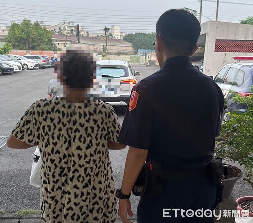 ▲屏東警分局員警助楊婦返家。（圖／記者陳崑福翻攝）