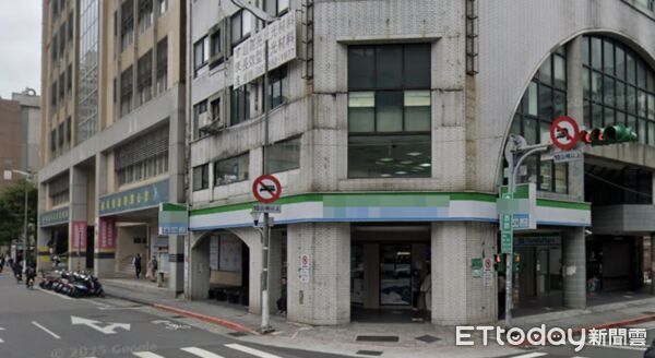 ▲男子行經長安西路與鄭州路口時突倒臥在地死亡。（圖／記者黃彥傑翻攝）