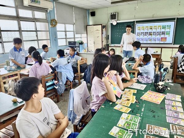 ▲台南環教志工呂忠奇以行動推廣環保理念，榮獲環境部「全國模範環境教育志工」肯定。（記者林東良翻攝，下同）