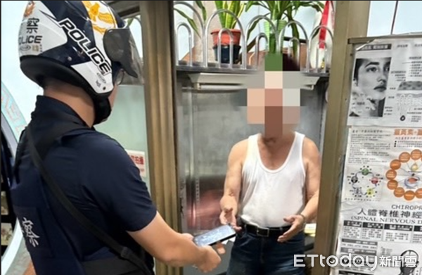 ▲內埔警方直接將手機送到邱姓男子家中。（圖／記者陳崑福翻攝）