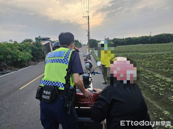 ▲枋寮警方助孫姓阿北返家。（圖／記者陳崑福翻攝）