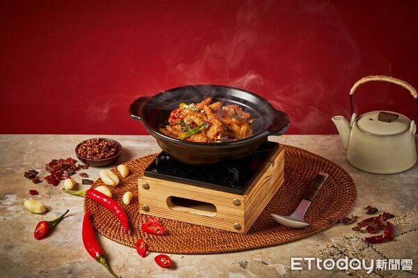 ▲阿緯「炒湘湘」插旗宏匯廣場　開幕首3日滿額送GooDonut甜甜圈。（圖／緯豆集團提供）