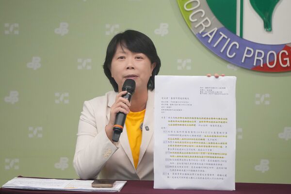 ▲▼民進黨發言人吳崢、基隆市議員鄭文婷今（3日）上午召開「違法送市產？謝國樑停止市政大樓合建都更！」記者會。（圖／民進黨提供）