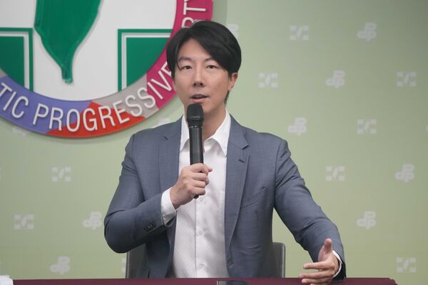 ▲▼民進黨發言人吳崢、基隆市議員鄭文婷今（3日）上午召開「違法送市產？謝國樑停止市政大樓合建都更！」記者會。（圖／民進黨提供）