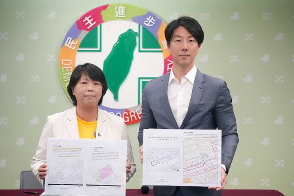 ▲▼民進黨發言人吳崢、基隆市議員鄭文婷今（3日）上午召開「違法送市產？謝國樑停止市政大樓合建都更！」記者會。（圖／民進黨提供）