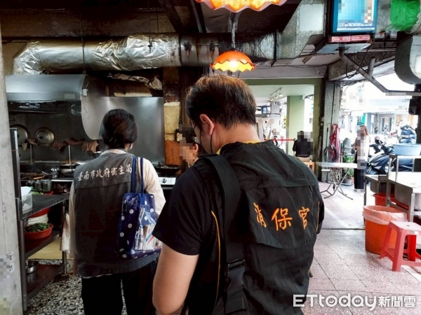 ▲網傳羊肉業者於地上處理食材，衛生局會同消保官前往稽查。（記者林東良翻攝，下同）