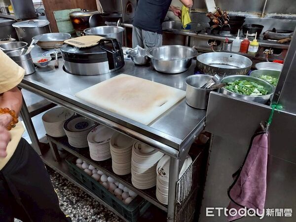 ▲網傳羊肉業者於地上處理食材，衛生局會同消保官前往稽查。（記者林東良翻攝，下同）