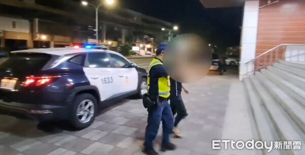 ▲南區永成路三段清晨發生自小客車連撞車禍，杜姓女騎士受傷送醫，肇事駕駛事後投案。（圖／記者林東良翻攝，下同）