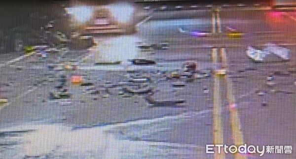 ▲南區永成路三段清晨發生自小客車連撞車禍，杜姓女騎士受傷送醫，肇事駕駛事後投案。（圖／記者林東良翻攝，下同）