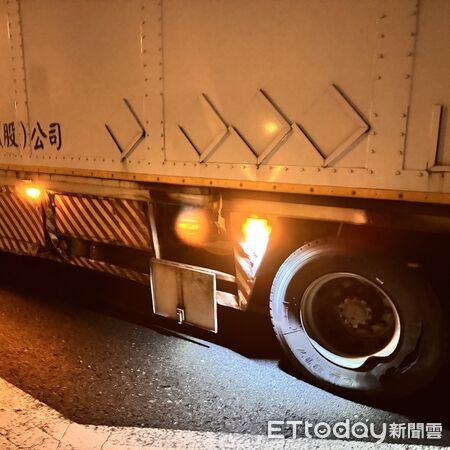 ▲男子駕駛小客車與大貨車對撞後棄車逃逸。（圖／記者郭世賢翻攝）