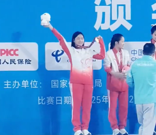 ▲▼全紅嬋奪冠再現「娃娃雨」。（圖／翻攝自微博）