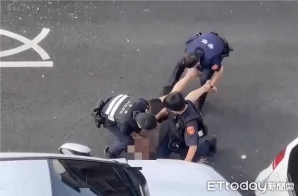 ▲男子持鐵棍隨機砸車拒捕，被依現行犯逮捕並強制就醫。（圖／記者翁伊森翻攝）