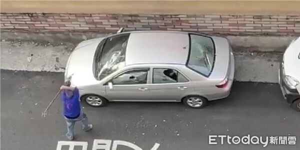 ▲男子持鐵棍隨機砸車拒捕，被依現行犯逮捕並強制就醫。（圖／記者翁伊森翻攝）