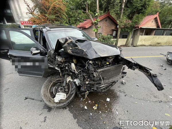 ▲埔里地區醫院巡迴車發生自撞車禍。（圖／記者高堂堯翻攝）