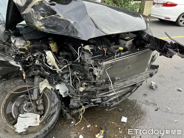 ▲埔里基度教醫院巡迴公務車發生自撞車禍。（圖／記者高堂堯翻攝，下同）