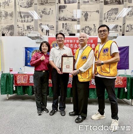 ▲台南市永恒獅子會捐贈防火宣導教具予消防局，支持防火防災教育推廣。（記者林東良翻攝，下同）