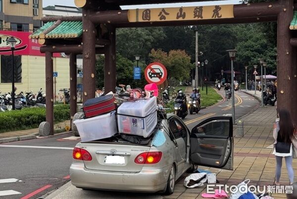 ▲桃園市虎頭山公園出現一部自小客車上綁著收納箱、旅行箱及其他雜物。（圖／記者楊熾興翻攝）