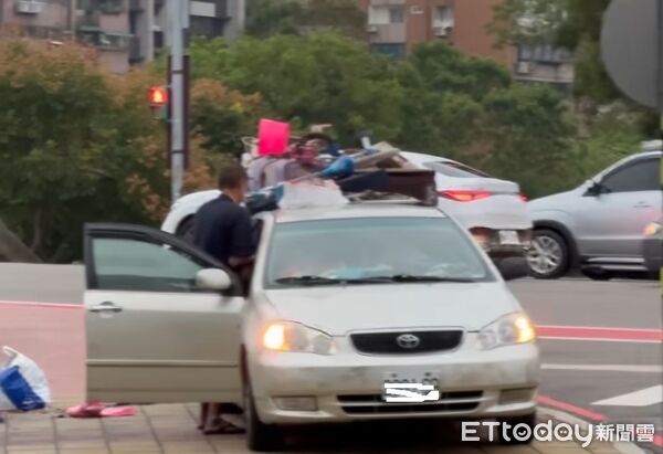 ▲警方將根據車牌通知車主釐清狀況並依法開罰。（圖／記者楊熾興翻攝）