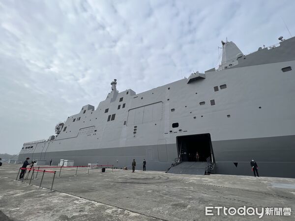 ▲海軍國造萬噸級兩棲船塢運輸艦「玉山艦」。（圖／記者蘇晏男攝）