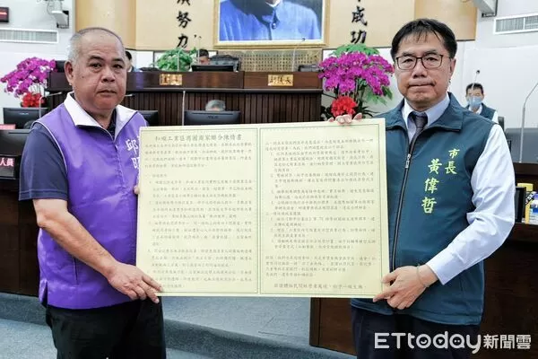 ▲台南市議員邱昭勝在議會質詢時，批市府「一手發照、一手開罰」，盼協助工業區商家解困。（記者林東良翻攝，下同）