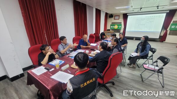 ▲▼花蓮縣政府召開「中華紙漿廠異味改善協談會議」，邀請中華紙漿花蓮廠、相關單位及學者專家共同參與。（圖／花蓮縣政府提供，下同）