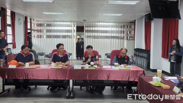▲▼花蓮縣政府召開「中華紙漿廠異味改善協談會議」，邀請中華紙漿花蓮廠、相關單位及學者專家共同參與。（圖／花蓮縣政府提供，下同）