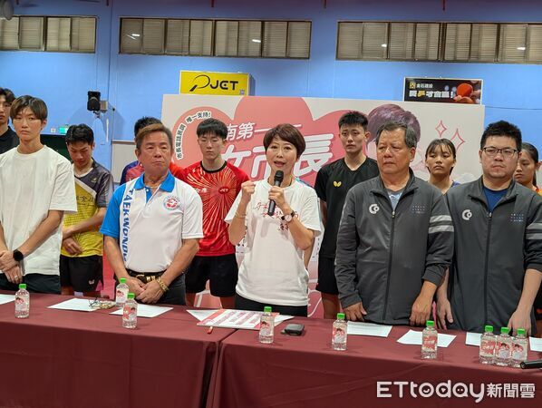 ▲台南桌球男雙馮翊新、郭冠宏在倫敦站勇奪冠軍，民進黨立委陳亭妃呼籲建立長期運動保障制度。（圖／記者林東良翻攝，下同）