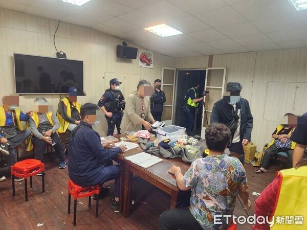 中壢無門牌鐵皮屋藏「推筒子賭場」　20人被逮查扣22萬賭金