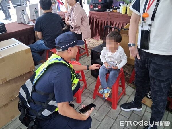 桃園萬聖城活動人潮洶湧　2小朋友走失警找家長領回