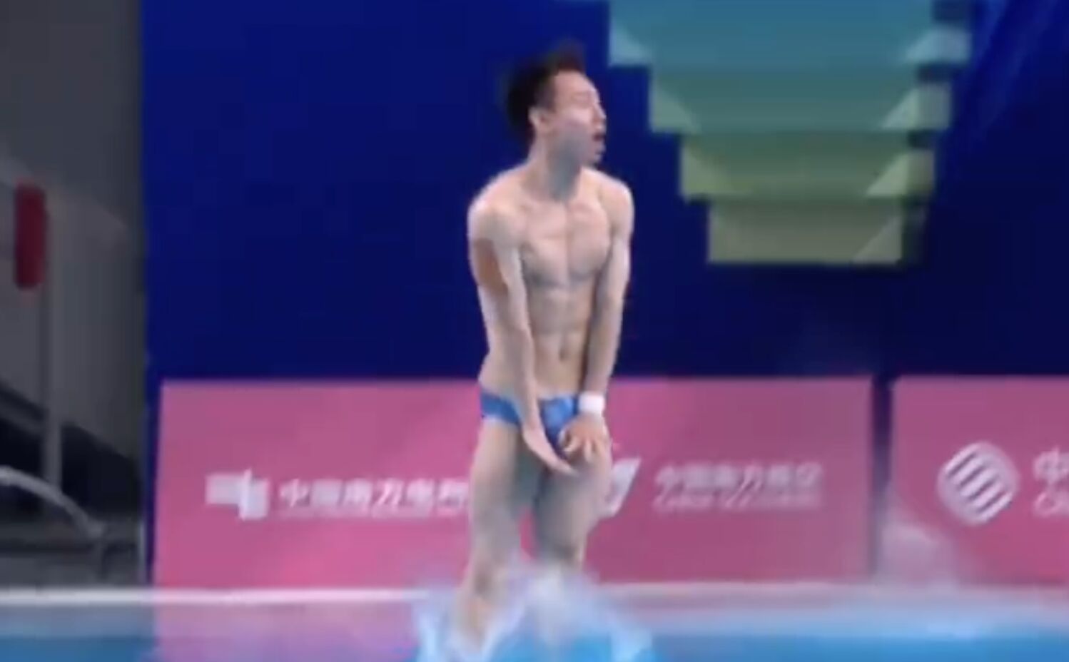 ▲山西跳水選手趙冬比賽中發生重大失誤「垂直入水」。（圖／翻攝微博）