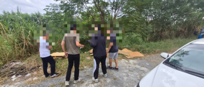 貓羅溪沿岸亂丟廢棄棧板!台中無良印刷廠老闆辯「為了省錢」