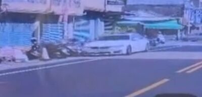 開車分心險釀禍！他開車偏移車道　撞倒路邊7輛機車