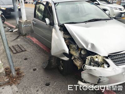 倒車誤踩油門！男「連撞4重機又撞燈桿」　現場畫面曝光