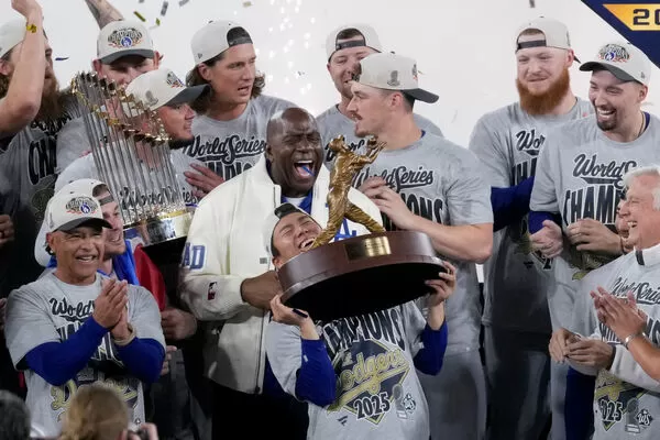 ▲▼山本由伸連續登板，累到舉不起MVP獎盃。（圖／達志影像／美聯社）