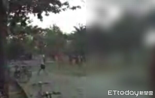 ▲警方獲報後到遊樂場找到男大生。（圖／記者許宥孺翻攝）